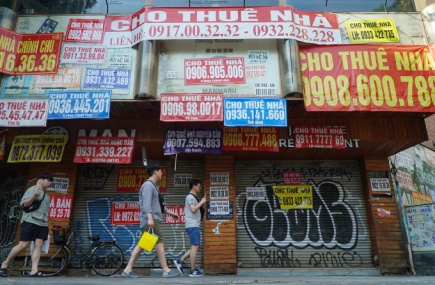 Shopping malls lure tenants as street-front houses remain unoccupied